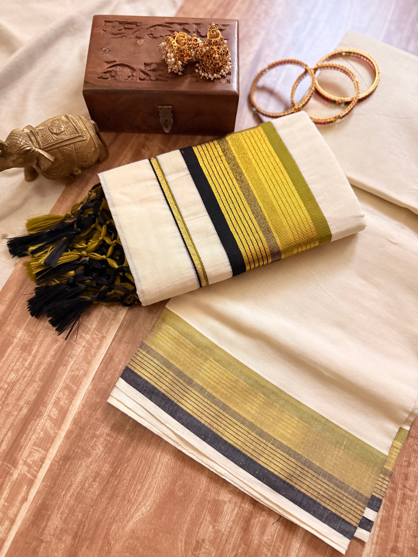 Set Mundu Kara and Kasavu